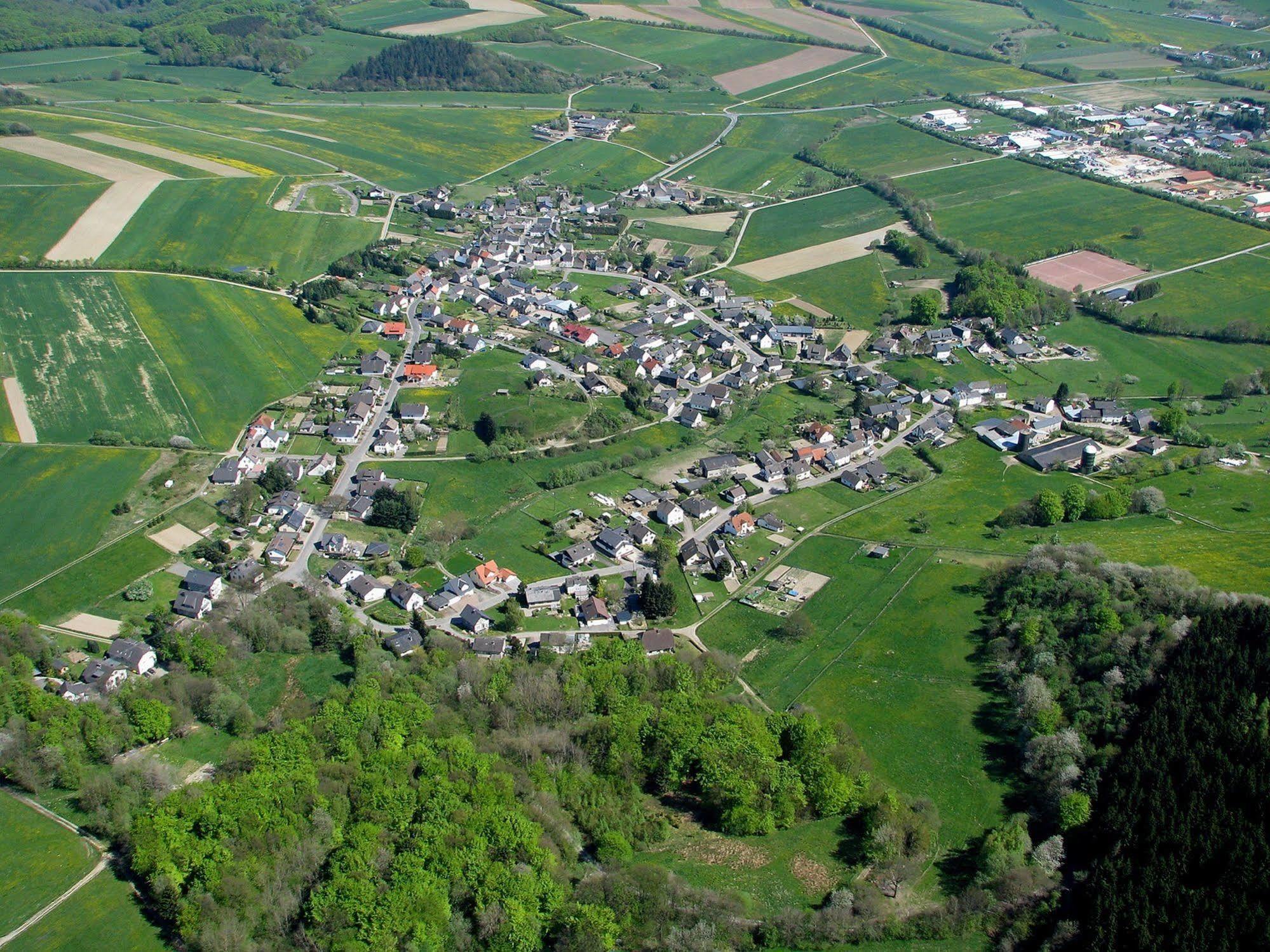 Hotel Und Landgasthof Zum Bockshahn Spessart  Exterior foto