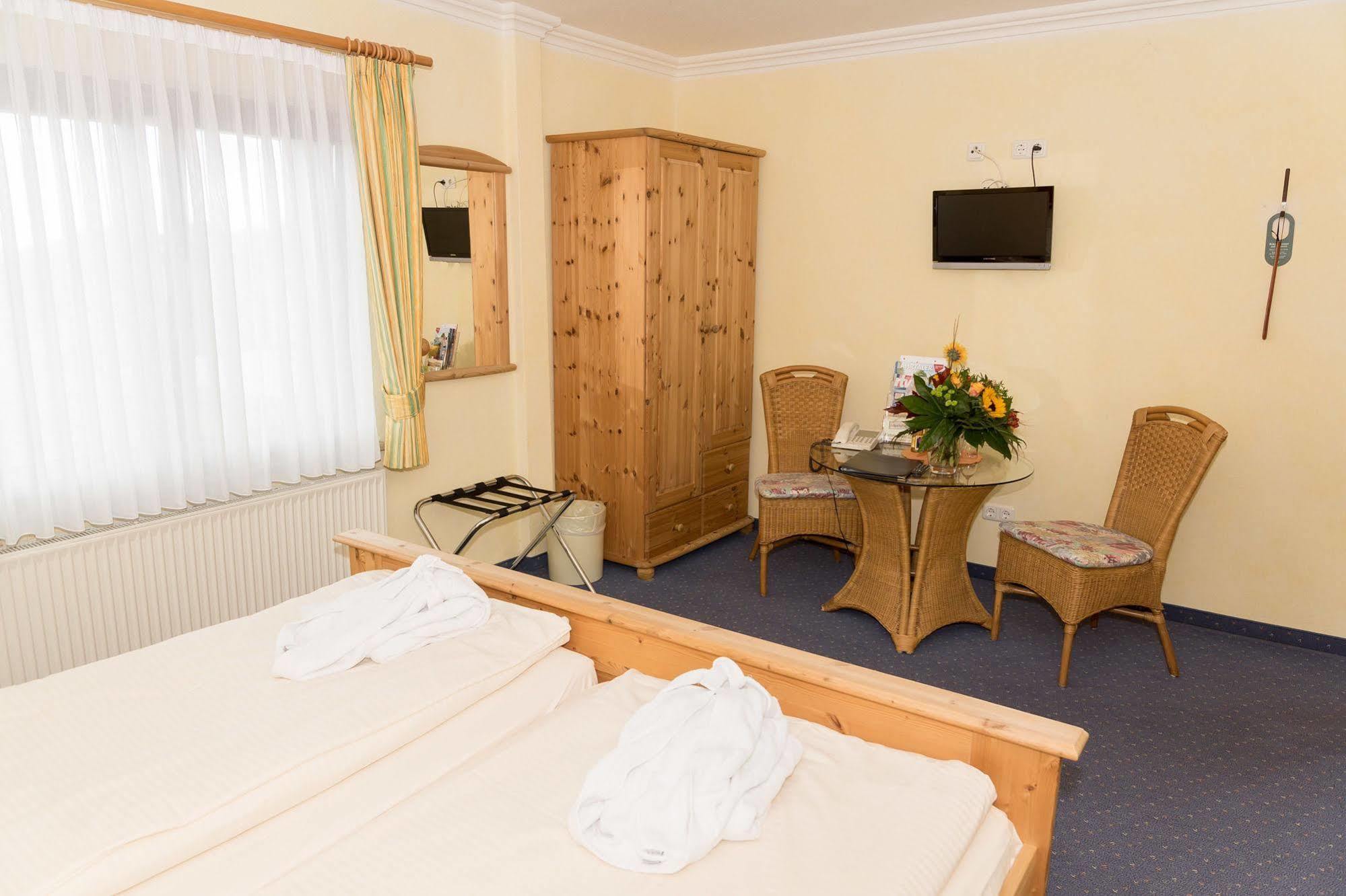 Hotel Und Landgasthof Zum Bockshahn Spessart  Exterior foto